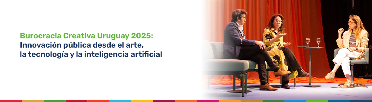 Panel de personas conversando en un evento.